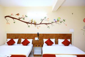 Giường trong phòng chung tại Sasthi Suites