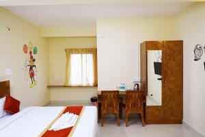 Giường trong phòng chung tại Sasthi Suites
