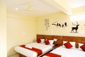 Giường trong phòng chung tại Sasthi Suites