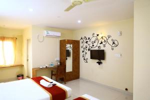 Giường trong phòng chung tại Sasthi Suites