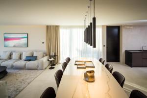 - un salon avec une table et un canapé dans l'établissement Villa Z6, à Rovinj
