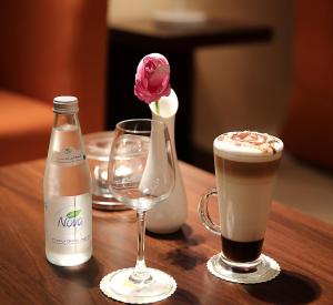 una mesa con dos vasos y una botella de leche y una bebida en Home Inn Hotel Suites, en Al Khobar