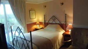 Ein Bett oder Betten in einem Zimmer der Unterkunft Caheroyn House