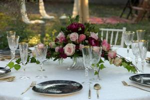 un tavolo con un vaso di fiori sopra di Elies 33 Bio Retreat ad Áfitos