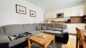 un soggiorno con divano e tavolo di Ferienappartement im Haus Brandenburg a Göhren