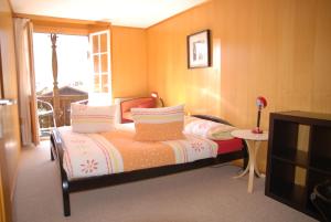 a small bedroom with a bed and a television at Chalet Tuftbach in Grindelwald