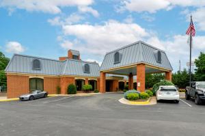 a building with cars parked in a parking lot at Best Western Staunton Inn in Staunton