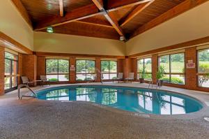 uma piscina interior com uma grande sala com janelas em Best Western Staunton Inn em Staunton