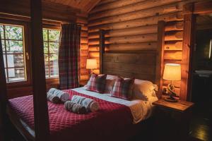 Кровать или кровати в номере Tomatin - Luxury Two Bedroom Log Cabin with Hot Tub