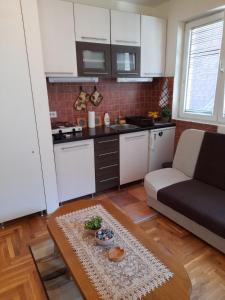 una cucina e un soggiorno con divano e tavolo di N&N a Brzeće