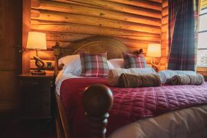 Postelja oz. postelje v sobi nastanitve Tomatin - Luxury Two Bedroom Log Cabin with Hot Tub