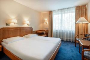 Postel nebo postele na pokoji v ubytování Styles Hotel Unterföhring