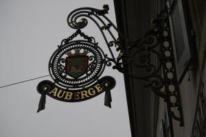 een bord aan de zijkant van een gebouw bij Auberge Communale de Carouge in Genève