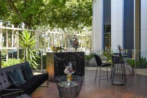- un salon avec un canapé et une table dans l'établissement The Terrace Hotel Adelaide, à Adélaïde