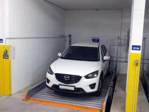 une voiture blanche est garée dans un garage dans l'établissement Greystar Apartment Dubrovnik, à Dubrovnik