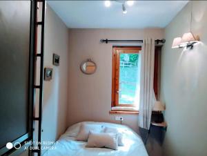 1 dormitorio con cama y ventana en Apartamento en Boi en Bohí
