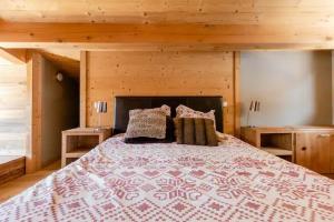 una camera da letto con un grande letto e pareti in legno di Alpine Chalet a Megève