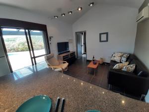 salon z kanapą i telewizorem w obiekcie Casa De Chenil - Caminito del Rey w mieście Casarabonela