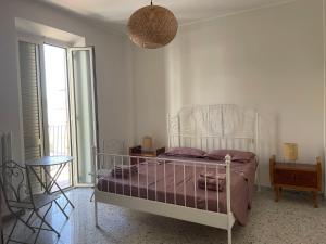 1 dormitorio con 1 cama, 1 mesa y 1 lámpara en Casa al Mare Pescara en Pescara