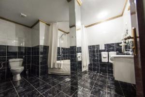 Koupelna v ubytování Bucharest Comfort Suites Hotel