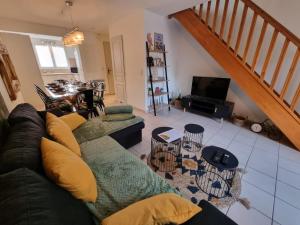 salon z kanapą i stołem w obiekcie Villa confort et cosy 20 minutes d'Espagne w mieście Plage dʼArgelès