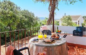 una mesa con comida y bebida en el balcón en Awesome Home In Estepa With Wifi en Estepa