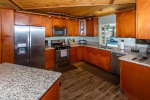 Kuchyň nebo kuchyňský kout v ubytování Big Bear Splash Home