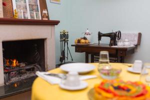 a table with a fireplace in a living room with a table sidx sidx at B&B Stupor Mundi in Altamura
