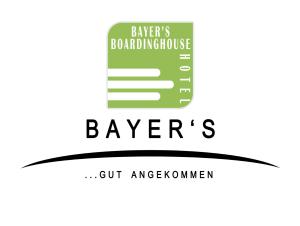 um distintivo para uma barbearia com uma frase de ensacamento de barbearia em Bayer's Boardinghouse und Hotel em Munique