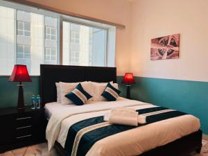 1 dormitorio con 1 cama, 2 lámparas y ventana en skynest holiday homes 1bedroom apartment 4003, en Dubái