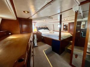 un dormitorio en un barco con una cama en él en salidas en barco, en Premiá de Mar