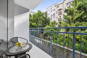 einen Balkon mit einem Tisch und Stühlen sowie Aussicht in der Unterkunft Apart Hotel VIRGO in Bratislava