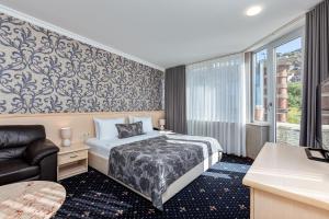 Postel nebo postele na pokoji v ubytování Sharden Hotel