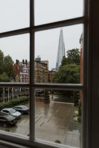 einen Blick aus dem Fenster eines Parkplatzes mit dem Shard in der Unterkunft The LaLit London - Small Luxury Hotel of the World in London