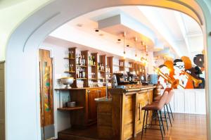 łuk prowadzący do baru w restauracji w obiekcie The Originals City, Hôtel Bristol, Le Puy-en-Velay w mieście Le Puy-en-Velay