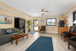 - un salon avec un canapé et une table dans l'établissement Coastal Palms Inn and Suites, à Ocean City