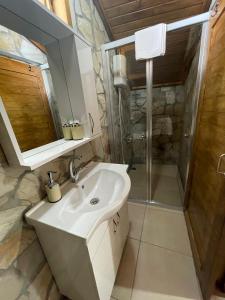 y baño con lavabo y ducha. en Zeytindağı bungalow en Mehmetalanı