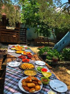 a picnic table with plates of food on it at Zeytindağı bungalow in Mehmetalanı