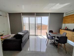 salon z kanapą i stołem w obiekcie Panoramic Penthouse Haven w mieście Mellieħa