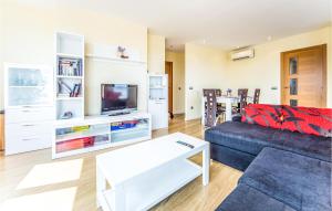 een woonkamer met een bank en een tv bij Lovely Apartment In Torreblanca With Kitchen in Torreblanca