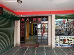 l'entrée d'un magasin avec un panneau de lecture dans l'établissement Hotel Aane, à Itānagar