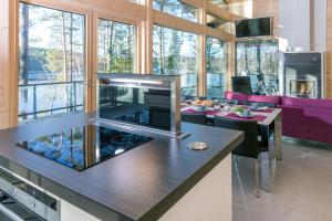 Kuchyň nebo kuchyňský kout v ubytování Mustikkakallio Luxury Villa