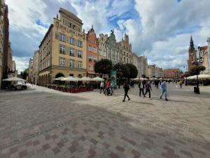 a group of people walking around a city street at Apartament Stare Miasto Gdańsk z widokiem na Motławę in Gdańsk
