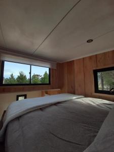 Posteľ alebo postele v izbe v ubytovaní Rucautín Tiny Cabin