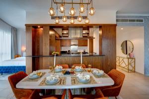 ドバイにあるDurrani Homes - Luxe Living with Burj Khalifa and Fountain View - third room without partitionのダイニングルーム(テーブル、椅子、ベッド付)