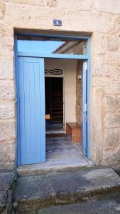 una puerta de garaje azul en un edificio de ladrillo en Campo da Lúa 4, en Muros
