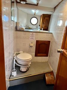 Baño pequeño con aseo y lavamanos en salidas en barco, en Premiá de Mar