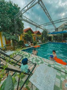 un grupo de niños sentados en una piscina en Tam Coc Sunrise Homestay, en Ninh Binh