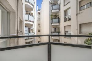 - une vue depuis le balcon d'un bâtiment dans l'établissement Apartamento Centro Cordoba & Parking Gratuito, à Cordoue