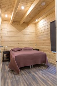 Postel nebo postele na pokoji v ubytování Mustikkakallio Luxury Villa